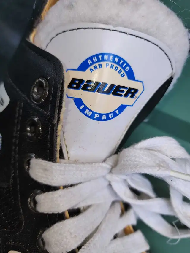 Bauer 3D Hockey Skates - Kids Youth Size 3 *EUC* in Skates & Blades in City of Toronto - Image 3