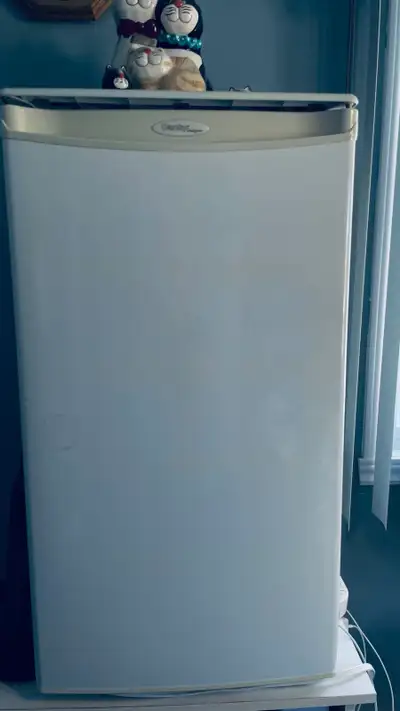 Voici un réfrigérateur compact Danby, parfait pour les petits espaces comme les dortoirs ou les bure...