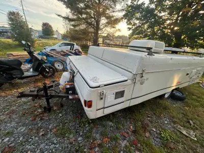 Fleetwood 15 feet , 8 place , two king beds and one double bed where that table is , fridge, toilet,...