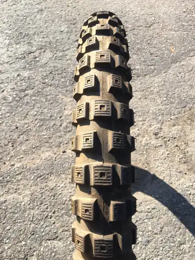 Pneu de MotoCross USAGER! de marque SBLgrandeur 2.75-21 RESTE ENVIRON 70 A 80% DE BON voir les photo...