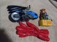 1998-Pez-Wile E.Coyote Candy Hander,Batman and Spyderman Glove.