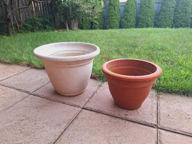 3 Planters / Flower Pots, All in Good Condition. Each $10