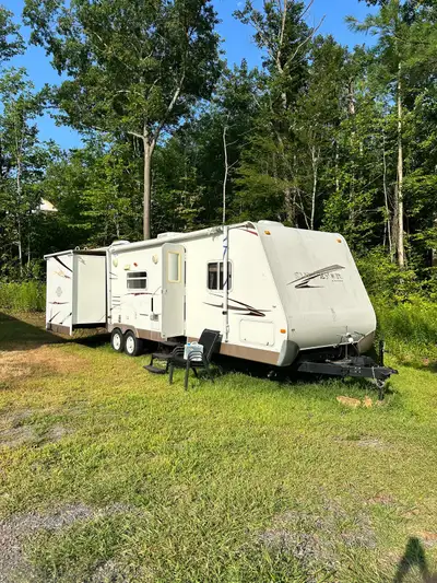 This Surveyor travel trailer is ready for your next adventure! While it's a used model, it has plent...