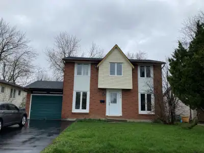 3 rooms in a well maintained house are available renting for the next school year • Locate in a popu...