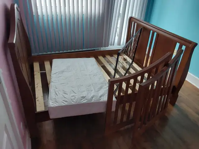 Lit double en bois véritable in Beds & Mattresses in City of Montréal - Image 6