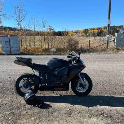 25,000 km 2004 Bought the bike in 2020 20,000km absolutely loved it. The previous owner had laid it...