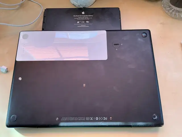Black Black MacBook (Late 2007 – Santa Rosa) in Laptops in Barrie - Image 4