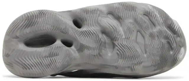Yeezy Foam Runner Granite Size 10 & 11 in Men's Shoes in Oshawa / Durham Region - Image 5