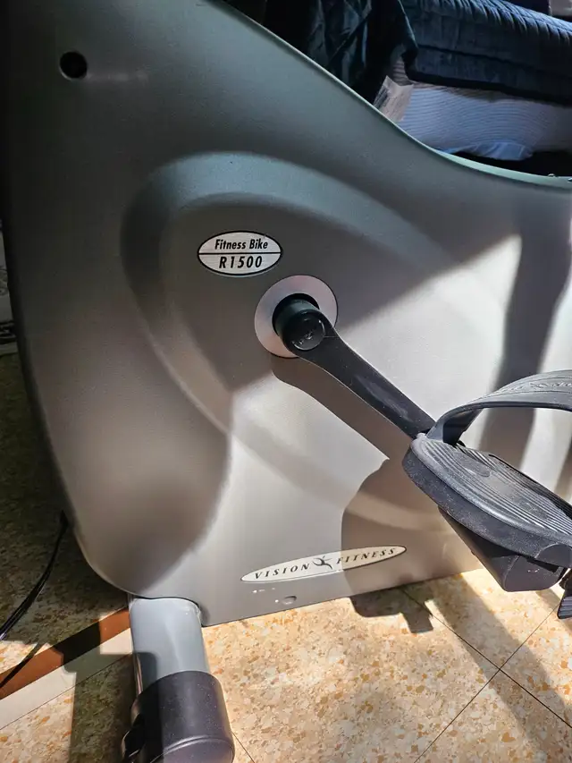 Vision R1500 Semi-Recumbent Exercise Bike in Exercise Equipment in Stratford - Image 7