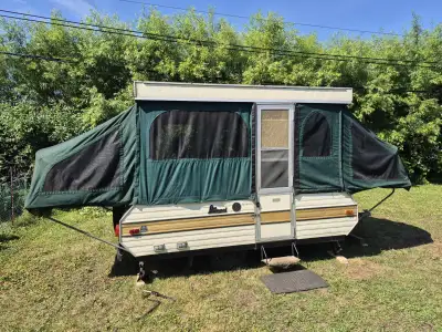 Tente roulotte a vendre un poteaux est brisser pour la monté mes on peux la monté pareille j'ai un m...