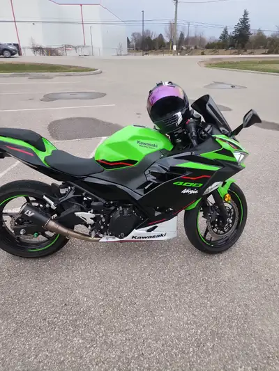 Selling my wifes kawasaki ninja 400 krt edition with only 1400 kms as shes just to short to ride it....