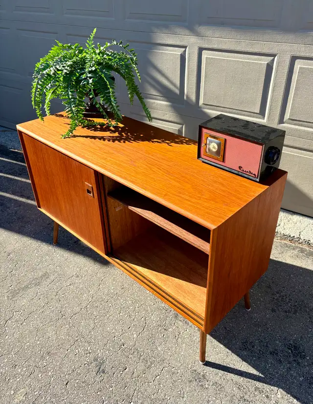 Teak Vintage Mid Century Modern Sideboard / Entertainment Unit in Hutches & Display Cabinets in Oshawa / Durham Region - Image 5