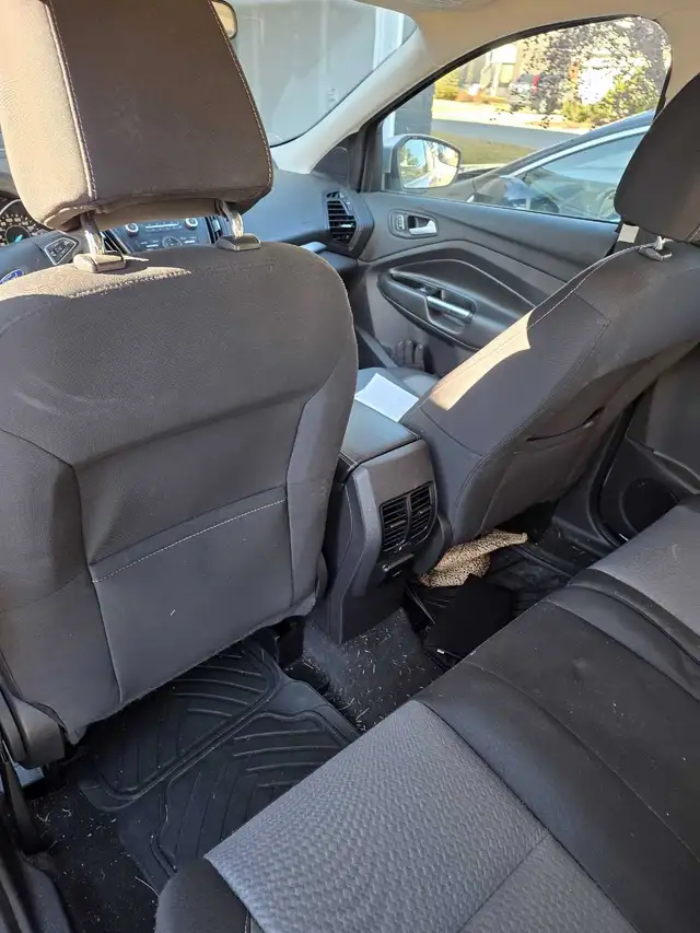 FORD ESCAPE 2017 AWD SE in Cars & Trucks in Calgary - Image 3