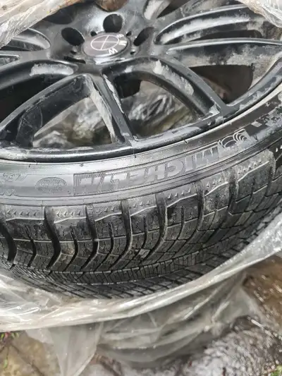 4 pneus michelin (hiver) sur des jantes 20 pouces 5×120, black/black style Sport Lire svp: deux jant...