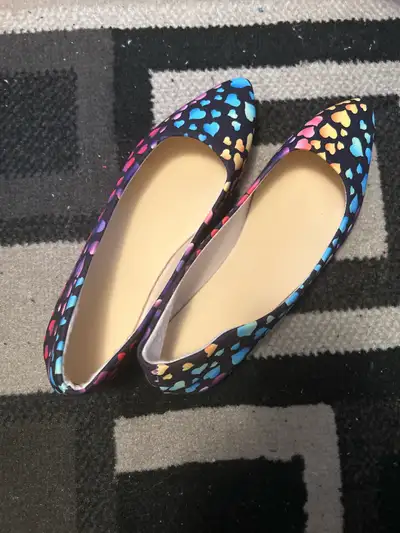 These are a beautiful pair of women flat shoes. They are NEW in the box. The size is 6.5.