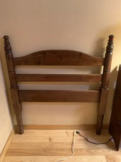 Une tête de lit  en bois massif, taille simple, View more