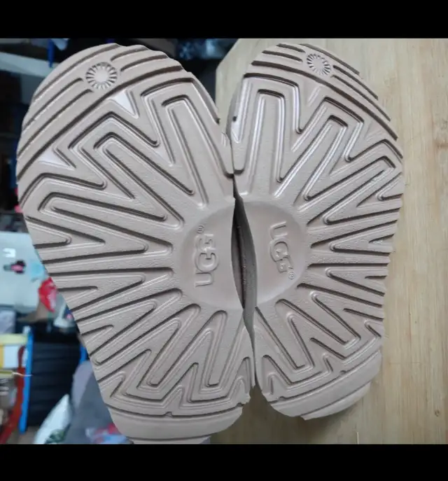 TODDLER UGG BOOTS (Sizes: 7) in Kids & Youth in City of Toronto - Image 4