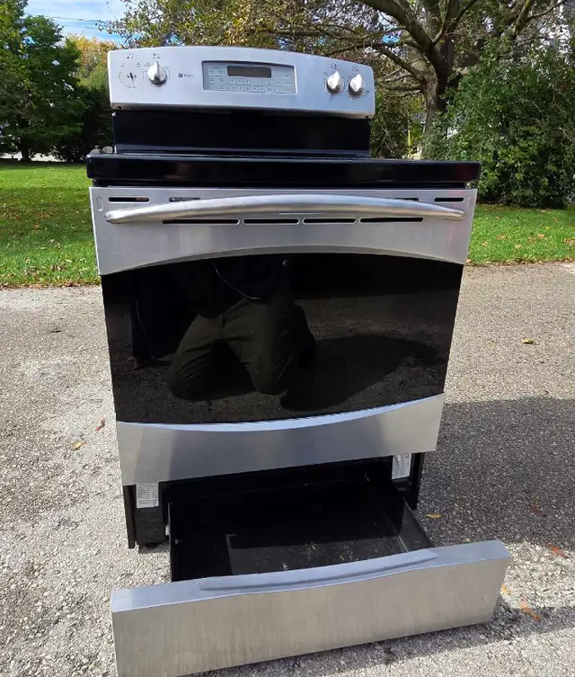electric stove by GE