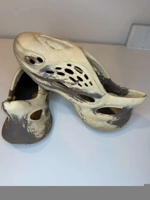 Adidas Yeezy Foam RNNR in Men's Shoes in Windsor Region - Image 6