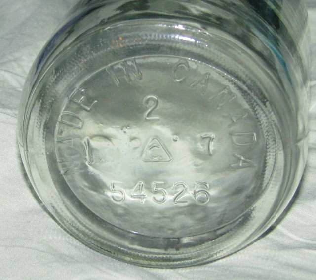 VINTAGE CANADIAN EMBOSSED BOTTLE in Arts & Collectibles in City of Toronto - Image 4