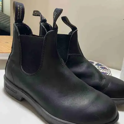 Blundstone 510 classic Voltan Black boots. Size 8.5 US mens or 10.5 US womens. I wanna say they stre...