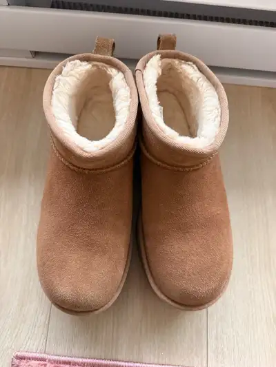 Like New Platform Ultra Mini Uggs in the classic chestnut colour. Size Women’s US 8. These are in gr...