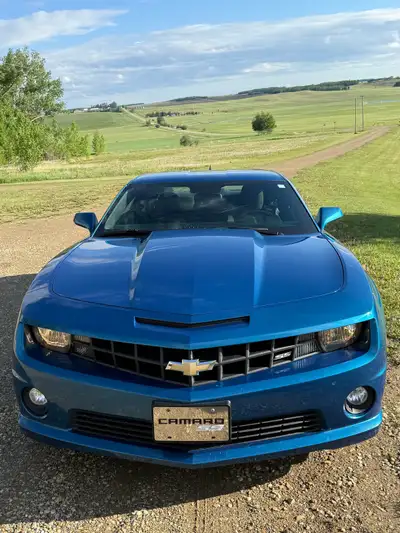 Aqua Blue Metallic Camaro SS with the 6.2L V8 automatic transmission. Only 72,912 km and exceptional...