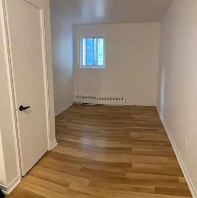 LIBRE, 1 1/2 CHAUFFÉ, ÉCLAIRÉ, WIFI, SEMI-MEUBLÉ RUE DES TOURS