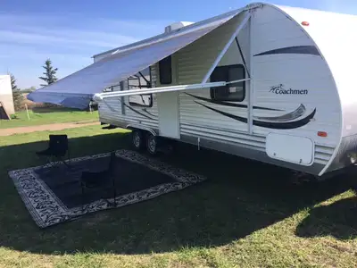 Bumper hitch, AC, walk around queen bed, double rear bunks, sleeps eight. Power awning, power hitch,...