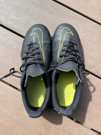 Nike Youth Size 3.5 Outdoor Soccer Cleats