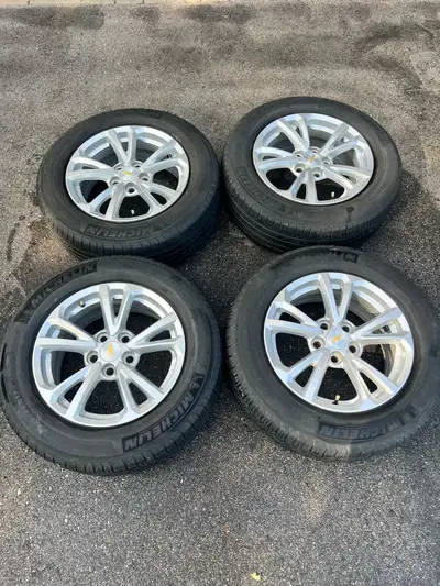 Chevrolet Equinox rims with Michelin Latitude Tour tires 225/65/17. Rims are in excellent condition....