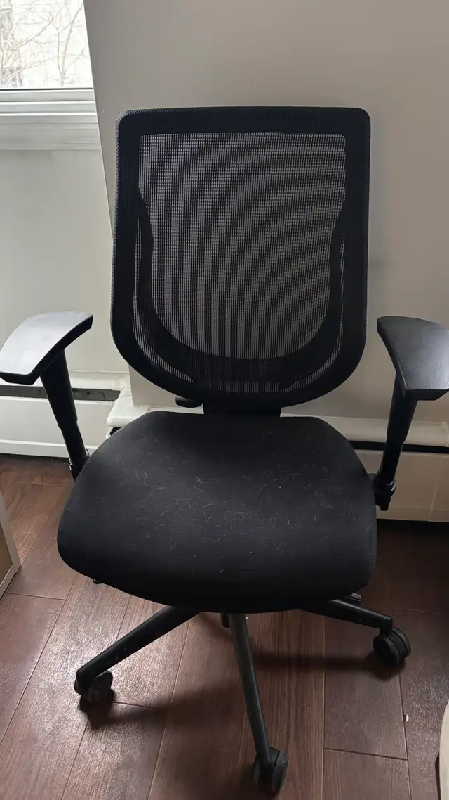 Desk and chair  in Desks in Calgary - Image 4