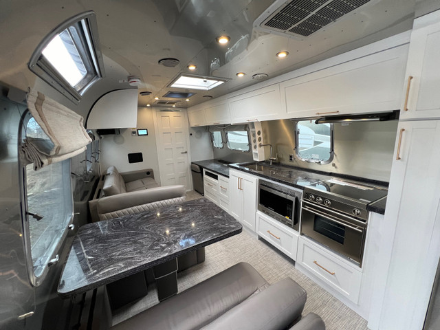 2022 Airstream Classic 33FB, Open Concept in Travel Trailers & Campers in Oshawa / Durham Region - Image 2