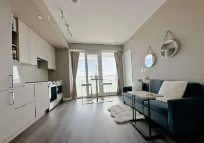 PRIVATE ROOM FOR RENT in a modern luxury condo near Square One