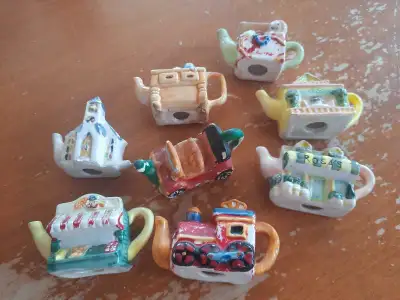 Selling a set of 8 RED ROSE MINIATURE TEAP-POTS Only asking $15 for ALL 8. The paint on a few is fad...