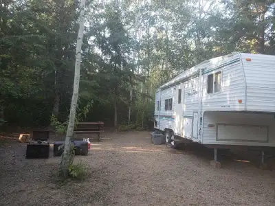 Selling a 2000 mallard 5th wheel. Good shape. 26 feet. Has a hitch to pull a boat. Water pump works...