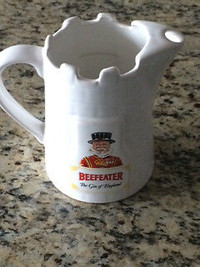 VINTAGE BEEFEATER GIN CERAMIC JUG POTTERY ADVERTISING $25