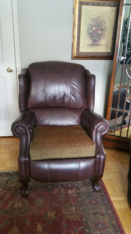 Lazy Boy Wing Back Recliner in Chairs & Recliners in Markham / York Region