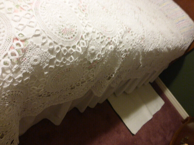 Vintage/Antique Crochet Bedspread - ruth in Arts & Collectibles in Owen Sound - Image 4