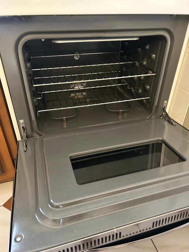 General Electric stove in Stoves, Ovens & Ranges in Hamilton - Image 3