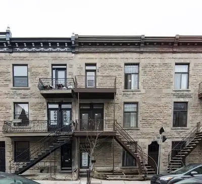 Petite chambre (2mX2m) dans une coloc de 3 chambres. Comprends un balcon privé, un lit simple et un...