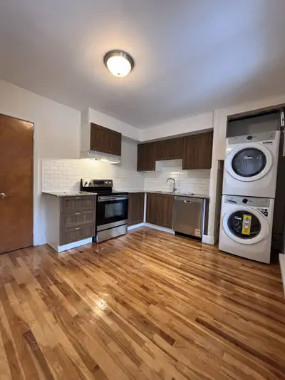 À LOUER – Superbe 3 ½ entièrement rénové à 5 minutes à pied du métro Jolicoeur, situé au 1745 rue de...