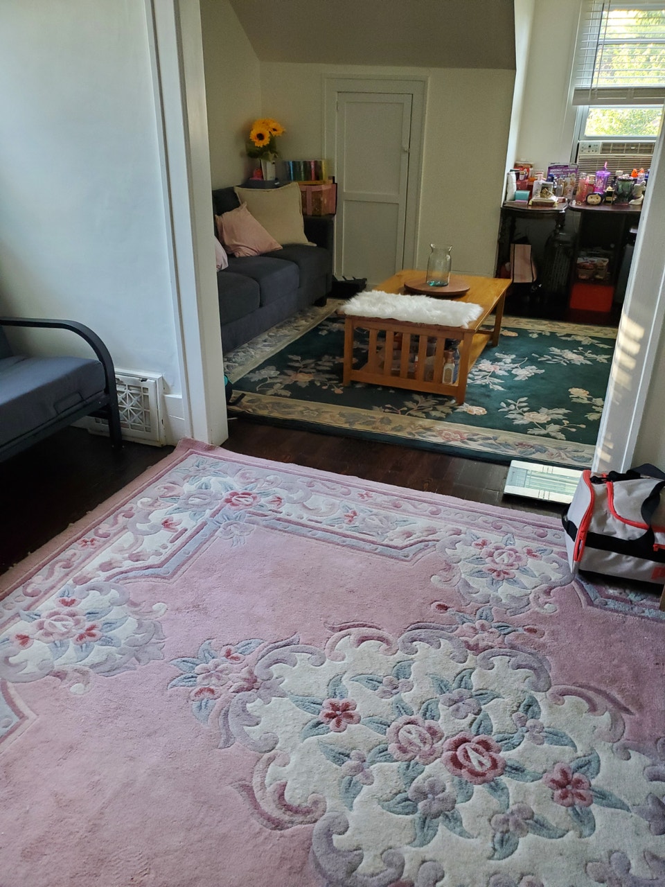 Clean & Professional ~ Charming Upper Duplex 4