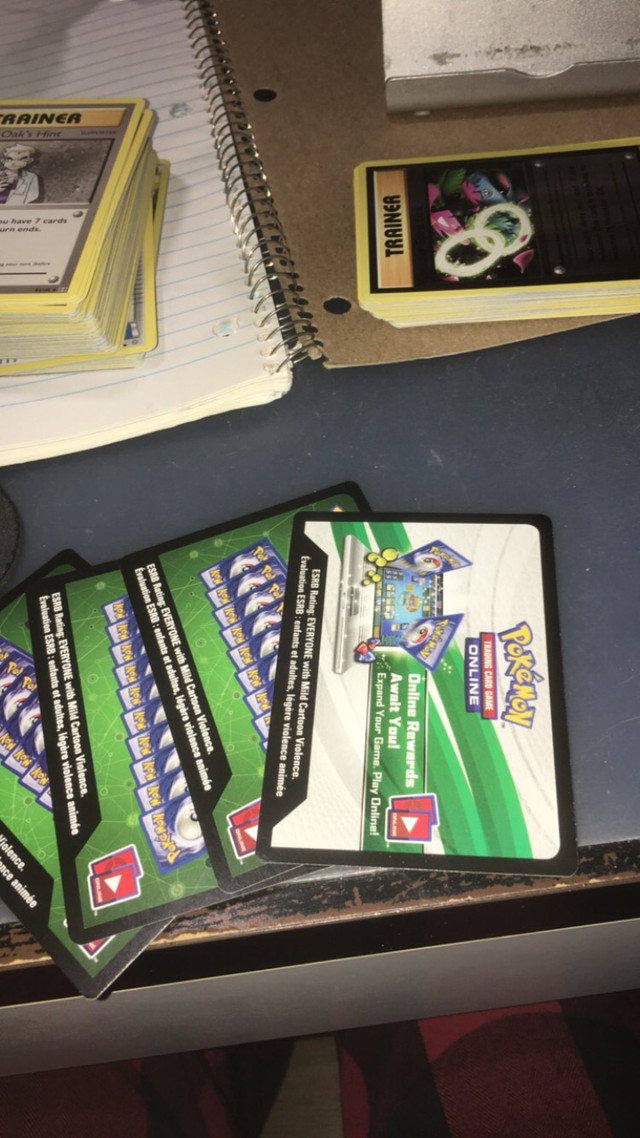 Random mystery Pokemon card of XY (100+card) dans Art et objets de collection  à Ville de Montréal - Image 2