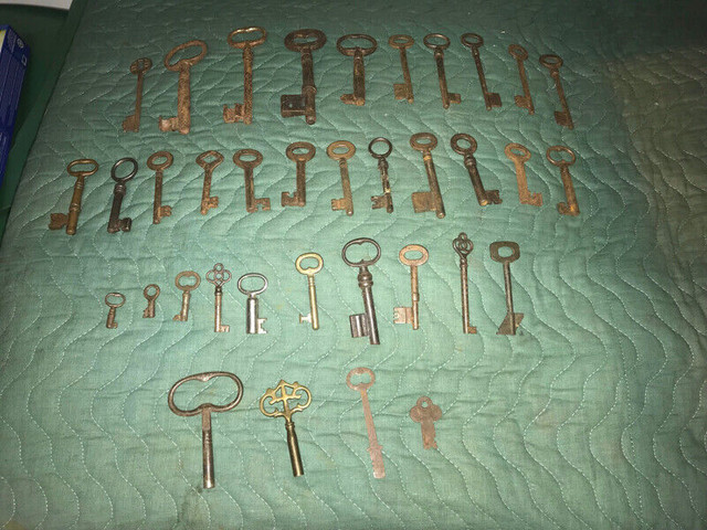 LOTS OF ASSORTED SKELETON KEYS - ANTIQUE DOORS DRAWERS CABINETS in Arts & Collectibles in Mississauga / Peel Region - Image 4