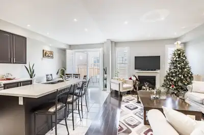 Spacious 4BR/2.5WR Upper-Level Home Mississauga Rd & Williams