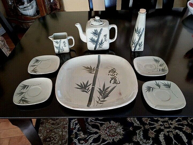 8 PIECE TABLEWARE SET IN NEW CONDITION,NEVER BEEN USED. dans Vaisselle et articles de cuisine  à Ville de Montréal