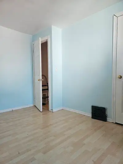 Private room near U of Windsor