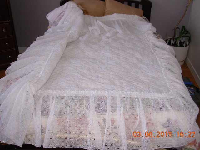 Set 4 pieces d'edredon/bedspread blanc oeuillet,rideaux dans Literie  à Longueuil/Rive Sud - Image 3