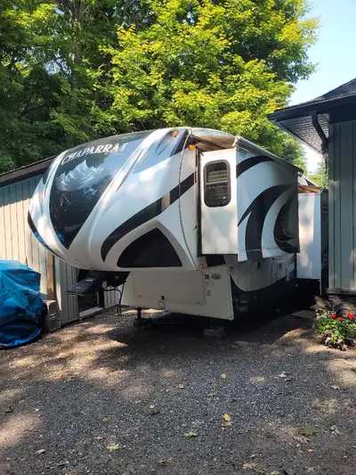 Solid travel trailer good shape non smokers Dry weight 9,000 lbs New A/C 2 years ago Furnace and fri...